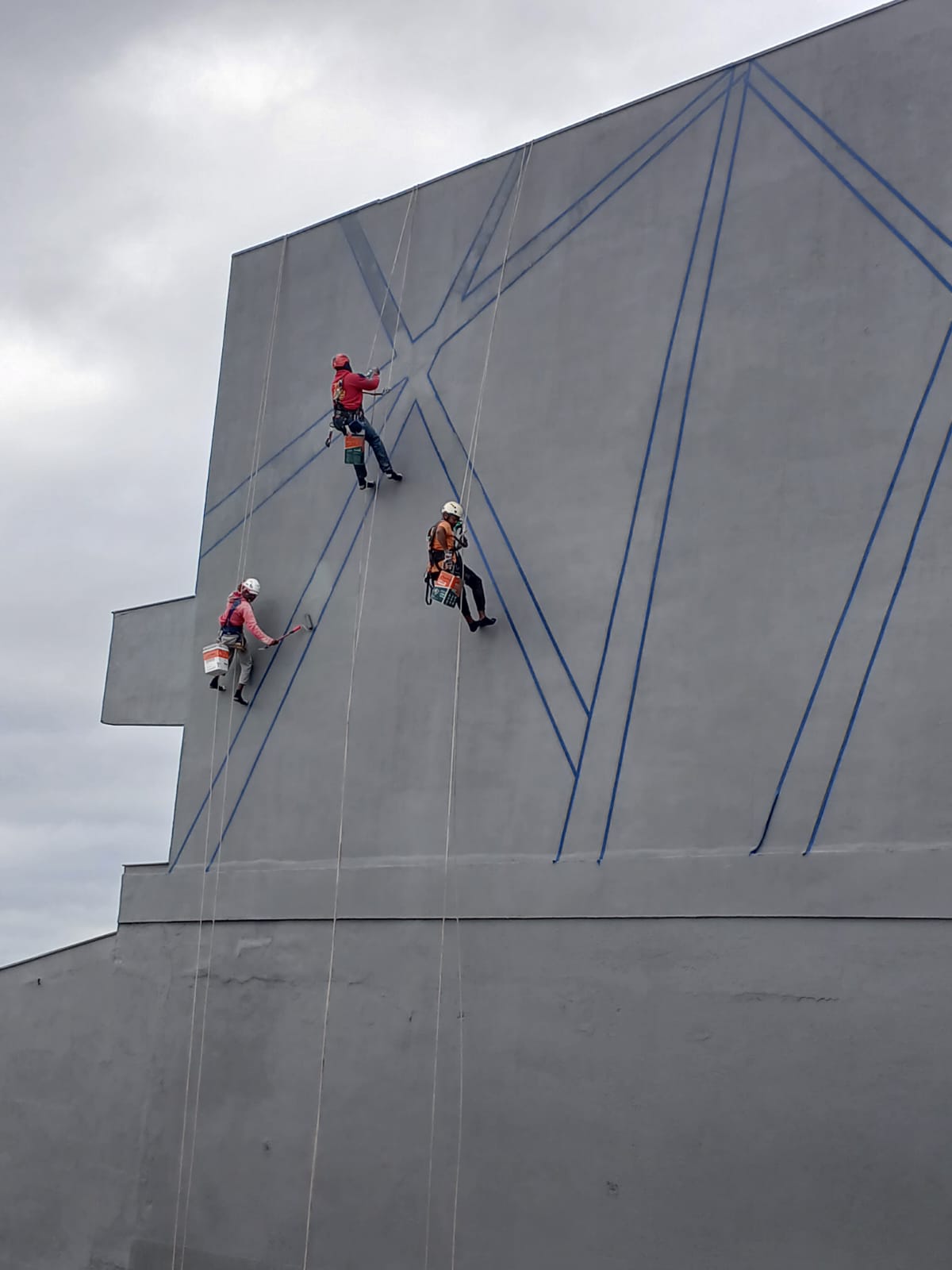Equipe da Julio Serviços Verticais executando pintura predial por acesso por cordas